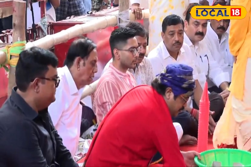 *অভিষেক বন্দ্যোপাধ্যায়ের সঙ্গে এদিন উপস্থিত ছিলেন ব্যারাকপুরের সাংসদ পার্থ ভৌমিক, বিধায়ক সনদ দে এবং অন্যান্য তৃণমূল নেতৃত্বের অনেকে।