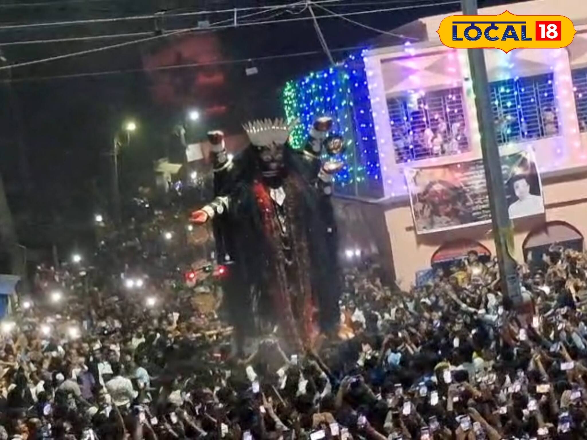 ভক্তদের সঙ্গে নাচে মত্ত বামা কালী, ৫৭ বছরের ঐতিহ্য মেনে মশাল হাতে শোভাযাত্রা