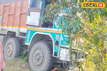 অটোকে ওভারটেক করতে গিয়ে কেলেঙ্কারি! নয়নজুলিতে যা হল...! অটোকে ওভারটেক করতে গিয়ে কেলেঙ্কারি! নয়নজুলিতে যা হল...!