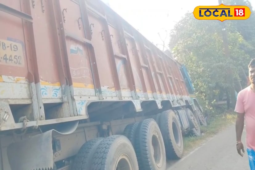 পুরুলিয়া থেকে রায়দিঘি যাওয়ার পথে মলিহাটি প্রাইমারি স্কুলের সামনে একটি অটোরকে ওভারটেক করতে গিয়ে বালি বোঝাই ১৬ চাকা ট্রাক রাস্তার বাম দিকে একটি জলাশয়ে নেমে যায়।