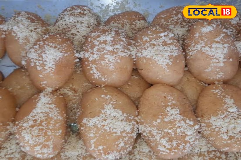 ভাইফোঁটা মানেই ভালবাসার বন্ধন!ভাইয়ের পাতের সাজানো থালায় হরেক রকম খাবারের পাশে মিষ্টি থাকবে না তা কি করে হয় এই উৎসবের আবহে বেলাকোবার কালী মিষ্টি ভান্ডারে এখন যেন মিষ্টির ঢল। ওপার বাংলার ঐতিহ্যবাহী চমচমের স্বাদ আজও ধরে রেখেছে এই প্রজন্মের দত্ত পরিবার, আর ভাইফোঁটা ঘিরে তাদের দোকানে এখন সাজো সাজো রব।