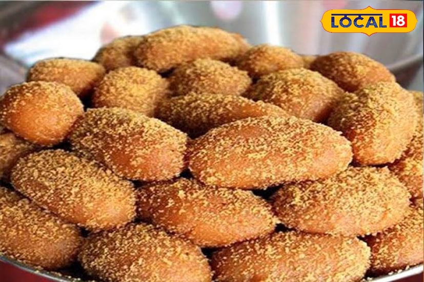 বেলাকোবার মিষ্টির সুবাসে এখন মুখর চারপাশ। উৎসবের আনন্দে মিষ্টির মতোই মিশে যাচ্ছে ভালোবাসা, ভাইবোনের অটুট বন্ধনের প্রতীক ভাইফোঁটা উদ্‌যাপনের মিষ্টিমুখে।