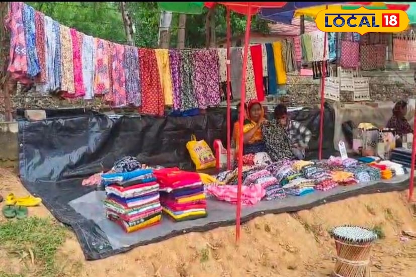 হাটের হস্তশিল্পী কৌশিক বিশ্বাস এবং সিরাজুল ইসলাম জানান চলতি বছর একঘেয়ে উপহারের বদল ঘটেছে। ক্রেতাদের পছন্দ, গুণমান ও বাজেট সব ভেবেই হস্তশিল্পীরা কবিতা লেখা আকর্ষণীয় রঙিন পাঞ্জাবি, কুর্তি, গেঞ্জি, শাড়ির সম্ভার। হাটের হস্তশিল্পীরা বলেন, 