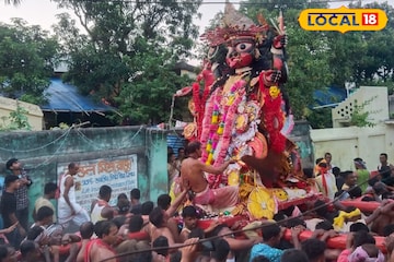 একসঙ্গে তিন কালীর নিরঞ্জন! প্রতিমা জলে নামতেই ঢাক, কাঁসর, শঙ্খধ্বনি একসঙ্গে তিন কালীর নিরঞ্জন! প্রতিমা জলে নামতেই ঢাক, কাঁসর, শঙ্খধ্বনি