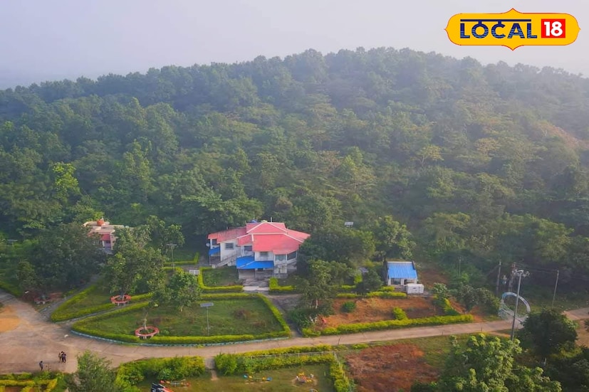 কলকাতা থেকে বিহারীনাথের দূরত্ব ২১৮ কিলোমিটার। রয়েছে খুব সহজেই পৌঁছে যাওয়ার যোগাযোগ ব্যবস্থা। হাওড়া থেকে সরাসরি বাঁকুড়া আসার একাধিক ট্রেন রয়েছে, আবার চাইলে দুর্গাপুর হয়েও আসা যায়। দুর্গাপুরে নেমে দুর্গাপুর স্টেশন থেকে বাস কিংবা গাড়ি ভাড়া করে অনায়াসে পৌঁছানো যায় বাঁকুড়া। এছাড়াও কলকাতা থেকে পাওয়া যায় বাঁকুড়াগামী বাস, সাড়ে তিন থেকে চার ঘণ্টার মধ্যে পৌঁছে যাবেন বাঁকুড়া। গাড়িতে যাতায়াত করলে জাতীয় সড়ক ৬০ ধরে সরাসরি বিহারীনাথ পৌঁছানো যায়। 