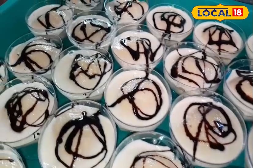 ক্রেতারাও জানাচ্ছেন, 'ভাইয়ের পাতে কিছু বিশেষ মিষ্টি রাখতে চাই। তাই আজই কিনতে চলে এসেছি। এখানে মিষ্টির মান ভাল, দামও হাতের নাগালে।' এবারের ভাইফোঁটা উপলক্ষে দোকানের বিশেষ প্রস্তুতি ও নতুন স্বাদের মিষ্টি ইতিমধ্যেই নজর কেড়েছে ক্রেতাদের।