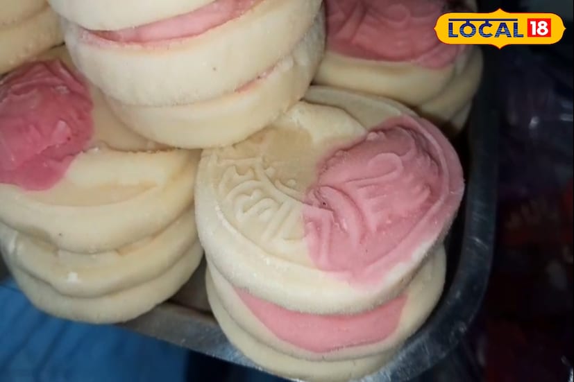 ভাইয়ের কপালে ফোঁটা দেওয়ার আগে মিষ্টির থালায় নতুনত্ব আনতে ব্যস্ত বোনেরা। বিশেষত থানার মোড় এলাকার প্রসিদ্ধ একটি মিষ্টান্ন ভান্ডারে  সকাল থেকেই ক্রেতাদের উপচে পড়া ভিড়।