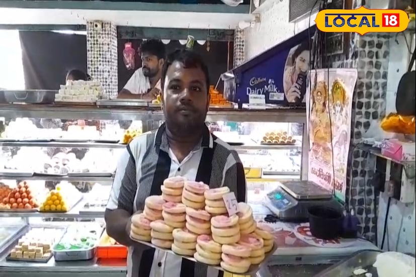 বৃহস্পতিবার ভাইফোঁটা, আর তার আগেই মিষ্টির বাজারে যেন উৎসবের আমেজ। নদীয়ার শান্তিপুরে সকাল থেকেই ভিড় উপচে পড়ছে মিষ্টির দোকানগুলোতে। ছবি ও তথ্য: মৈনাক দেবনাথ