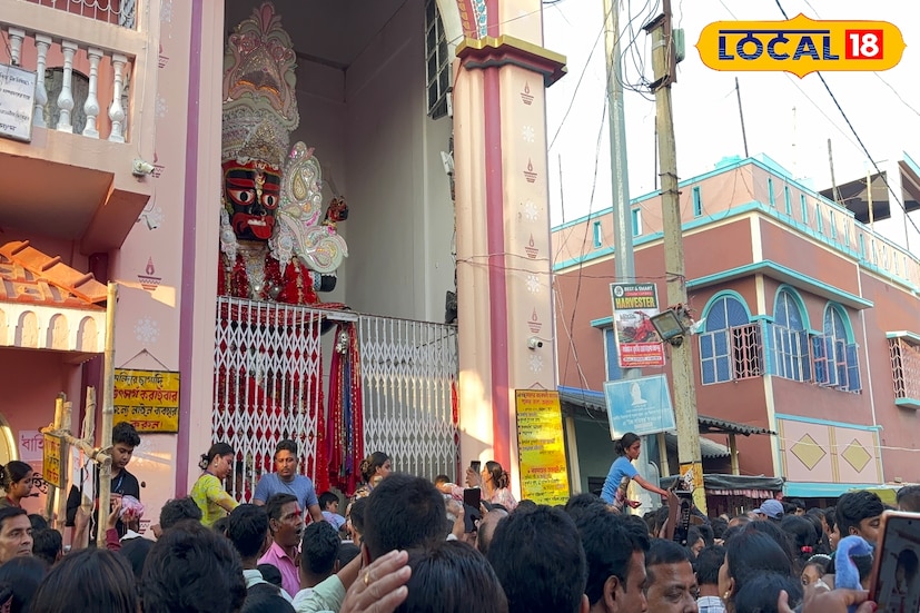 তবে পুজো শেষে আজ বুধবার হবে মায়ের বিসর্জন। মন্দির থেকে প্রায় ১ কিলোমিটার দূরে রয়েছে এক পুকুর, সেখানেই হবে মায়ের বিসর্জন। আর মা বড়মার এই বিসর্জন দেখার জন্য বড়বেলুন গ্রামে ভিড় জমান লক্ষাধিক মানুষ। ভিন রাজ্য থেকেও আসেন দর্শনার্থীরা। বড়বেলুন বড়কালী স্টেটের একজন সেবাইত দেবাশীষ ভট্টাচার্য্য বলেন, 