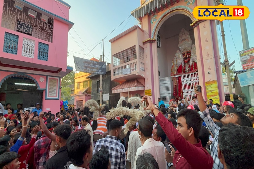 পুজোর দিন রাতে মন্দিরের সামনে পা ফেলার জায়গা থাকেনা। তবে সবথেকে বেশি ভিড় হয় মায়ের বিসর্জনের দিন। আজ বুধবার বিকেলে হবে মায়ের বিসর্জন। ইতিমধ্যেই গ্রামে প্রবেশ করতে শুরু করেছেন হাজার হাজার মানুষ। রয়েছে কড়া পুলিশি নিরাপত্তা ব্যবস্থা। বড়মার জন্য আজকের পর আবারও আগামী বছরের জন্য অপেক্ষায় থাকবেন অনেকেই। তথ্য ও ছবি: বনোয়ারীলাল চৌধুরী