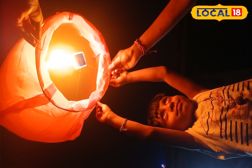 আলোর উৎসবে আগুনে পুড়ল ঘর। মঙ্গলবার রাতে ব্যাঁটরা থানা এলাকার নরসিংহ দত্ত রোডে একটি টালির চালের বাড়ির চালে জ্বলন্ত ফানুস উড়ে গিয়ে পড়লে টালির চালে থাকা প্লাস্টিকে আগুন লেগে যায়। সেই থেকে বাড়ির একটি ঘরে আগুন ছড়িয়ে পড়ে এবং দাউ দাউ করে আগুন জ্বলতে থাকে ঘরের ভিতরে। 