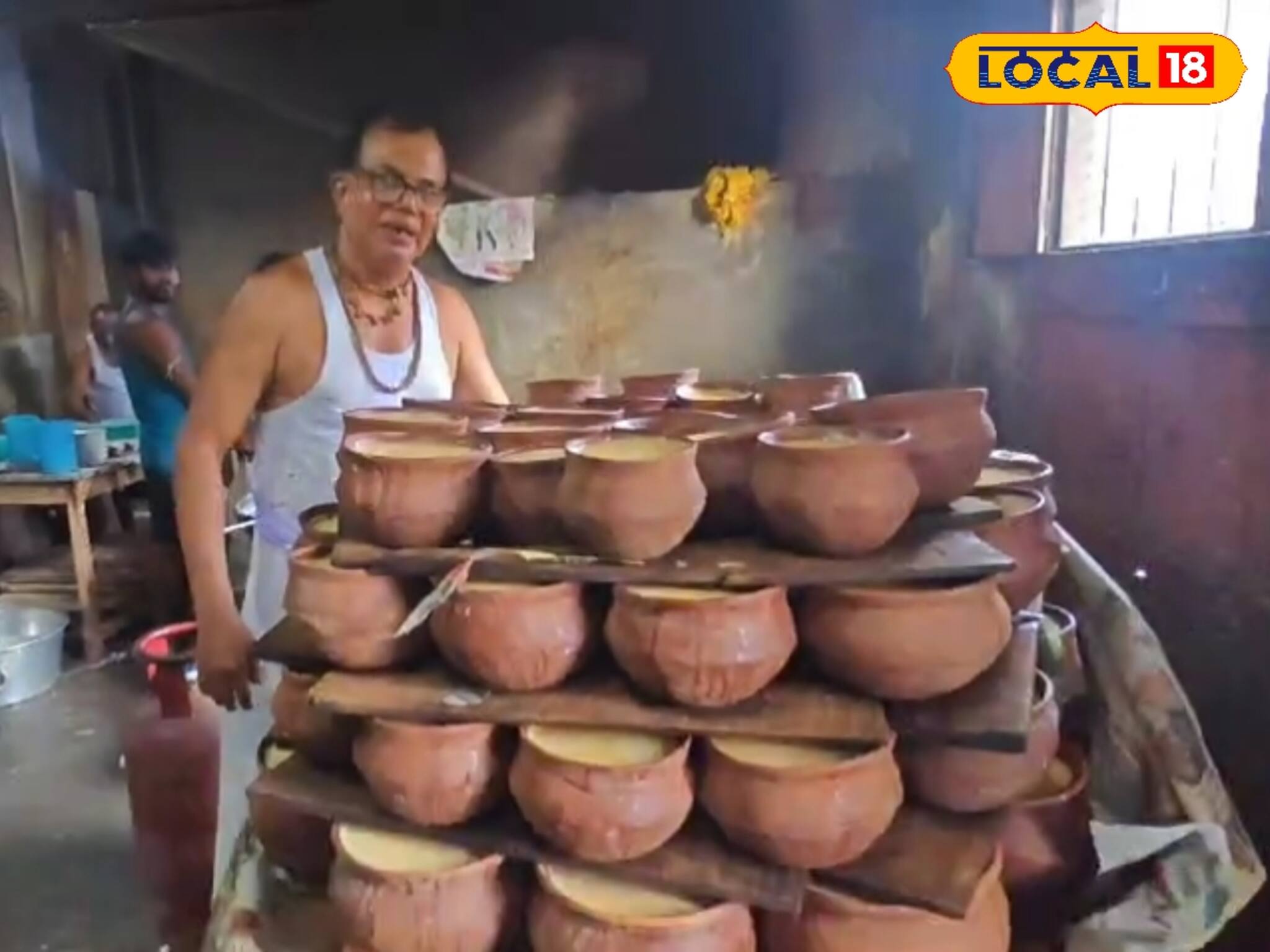 চোখের নিমেষে উধাও সাত কুইন্টাল দই! কেজি মাত্র ১১০ টাকা,ভাইফোঁটায় উপচে পড়া ভিড় এই দোকানে