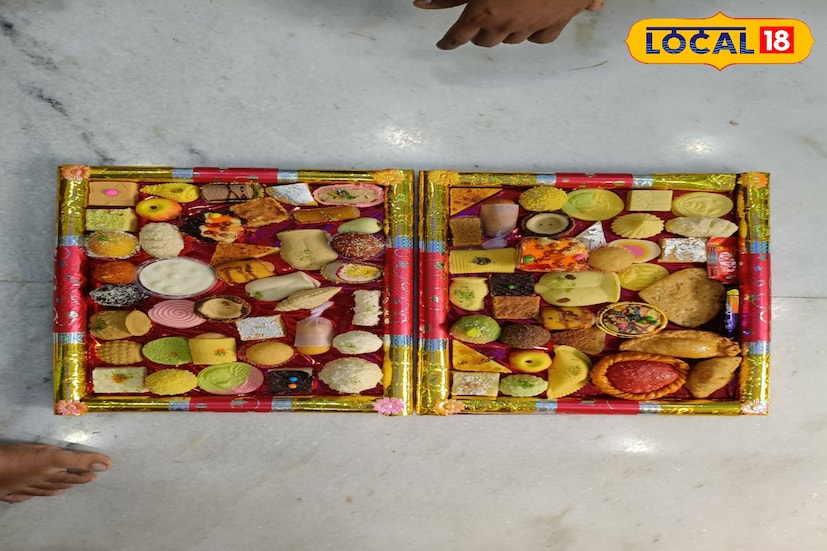 ভাইফোঁটার সময় মিষ্টির ডিম্যান্ড তুঙ্গে থাকে। দোকানগুলির বাইরে উপচে পড়ে ক্রেতাদের ভিড়। এই বছর সেই মিষ্টির পাতেই বাড়তি চমক। কারণ কালনার বারুইপাড়া এলাকার এক মিষ্টির দোকানের এক ডালায় রয়েছে একাধিক মিষ্টি! দোকানজুড়ে রঙবেরঙের মিষ্টির সারি দেখে ক্রেতাদের ভিড় উপচে পড়ছে। (ছবি ও তথ্যঃ বনোয়ারীলাল চৌধুরী)