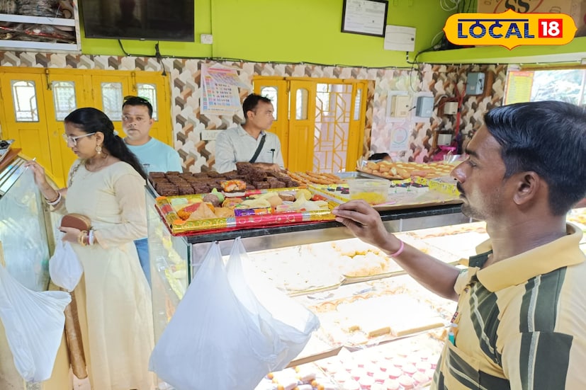 দোকানের কর্মচারীর কথায়, “আমরা এবার নানা ফ্লেভারের সন্দেশ ও ফিউশন মিষ্টি তৈরি করেছি। কারও পছন্দ কড়া পাক, কারও হালকা, এখানে সব রকম স্বাদই মিলবে। ভাইফোঁটার উৎসবকে আরও মিষ্টিময় করে তুলতেই আমাদের এই উদ্যোগ।”