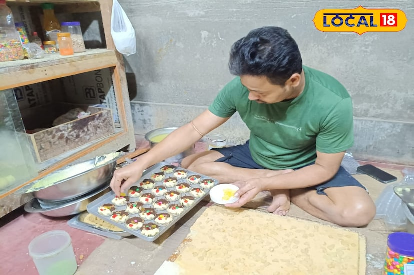 ‘ভাইফোঁটা’ লেখা সন্দেশ থেকে শুরু করে ক্ষীরের নারকেল, পাতুরি, মকটেল সন্দেশ, শিঙারা, নিমকি, ক্যাডবেরি এমনকি ঝাল ও নোনতা স্বাদের ফিউশন মিষ্টিও একসঙ্গে মিলছে। এক ডালার মধ্যে প্রায় ৪০-৪৫ রকমের আধুনিক ও ঐতিহ্যবাহী মিষ্টি সাজানো হয়েছে।