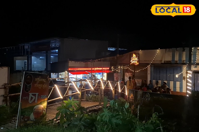 ভাইফোঁটা সন্ধ্যায় যদি বাংলা কিংবা হিন্দি গানের সঙ্গে জাতীয় সড়কের ধারে মন ভালো করা ফুড়ফুড়ে হাওয়া আর নানান রকমের স্ন্যাক পাওয়া যায় তাহলে কেমন হয়? তাও আবার আপনি পেতে পারেন মাত্র ১০০ টাকার মধ্যে। আর যেতেও হবে না বেশি দূর। বর্ধমান শহর থেকে জাতীয় সড়ক ধরে কিছুটা গেলেই পেয়ে যাবেন এই ক্যাফে।