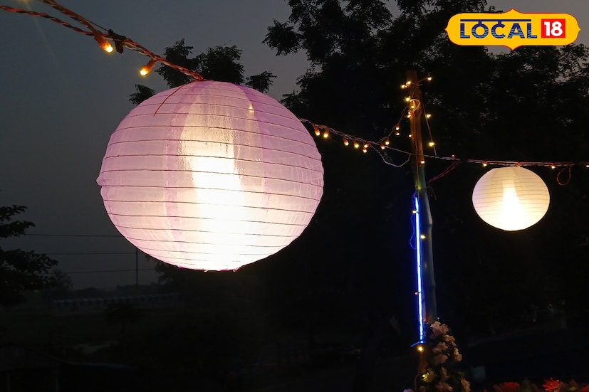  পেয়ে যাবেন চা, কফি, হালকা স্ন্যাক্স ও আইসক্রিম। ১০০ টাকার মধ্যেই চা অথবা কফির সঙ্গে খেতে পারবেন সন্ধ্যার হালকা স্নাক্স। অনেকক্ষণ সময় কাটাতে পারবেন পরিবারের সঙ্গে। ক্যাফেতে রয়েছে সেলফি জোনও। সন্ধ্যা কাটিয়ে আবার লং ড্রাইভ করে ফিরতে পারেন বাড়ি। আসার পথে ১৯ নম্বর জাতীয় সড়কের ধারের কোনও ধাবা বা রেস্টুরেন্ট থেকে ফিরতে পারেন রাতের খাওয়া দাওয়া সেরে।