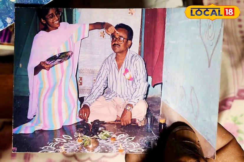 বিদ্যুৎ বন্টন সংস্থার প্রাক্তন কর্মী বছর ৭০ জয়দেব বিশ্বাস। নিজের বোন না থাকায়, ভাইফোঁটার দিন প্রতিবেশী তরুণী অগ্নিবীণা দেবী জয়দেব বাবুকে প্রতিবছর ফোঁটা দিতেন। সম্পর্ক যেন ছিল আপন ভাই বোনের মতোই। জয়দেব বাবুও তাকে নিজের বোনের মতোই স্নেহ করতেন। ভাইফোঁটা দিন ফোঁটা দেওয়ার পাশাপাশি নানান মেনু রান্না করতেন বোন। জানালেন, নিজের হাতে মাছ, মাংস, ডাল সহ বিভিন্ন খাবার। তবে পছন্দের মেনুতে অবশ্যই থাকত জলপাইয়ের চাটনি