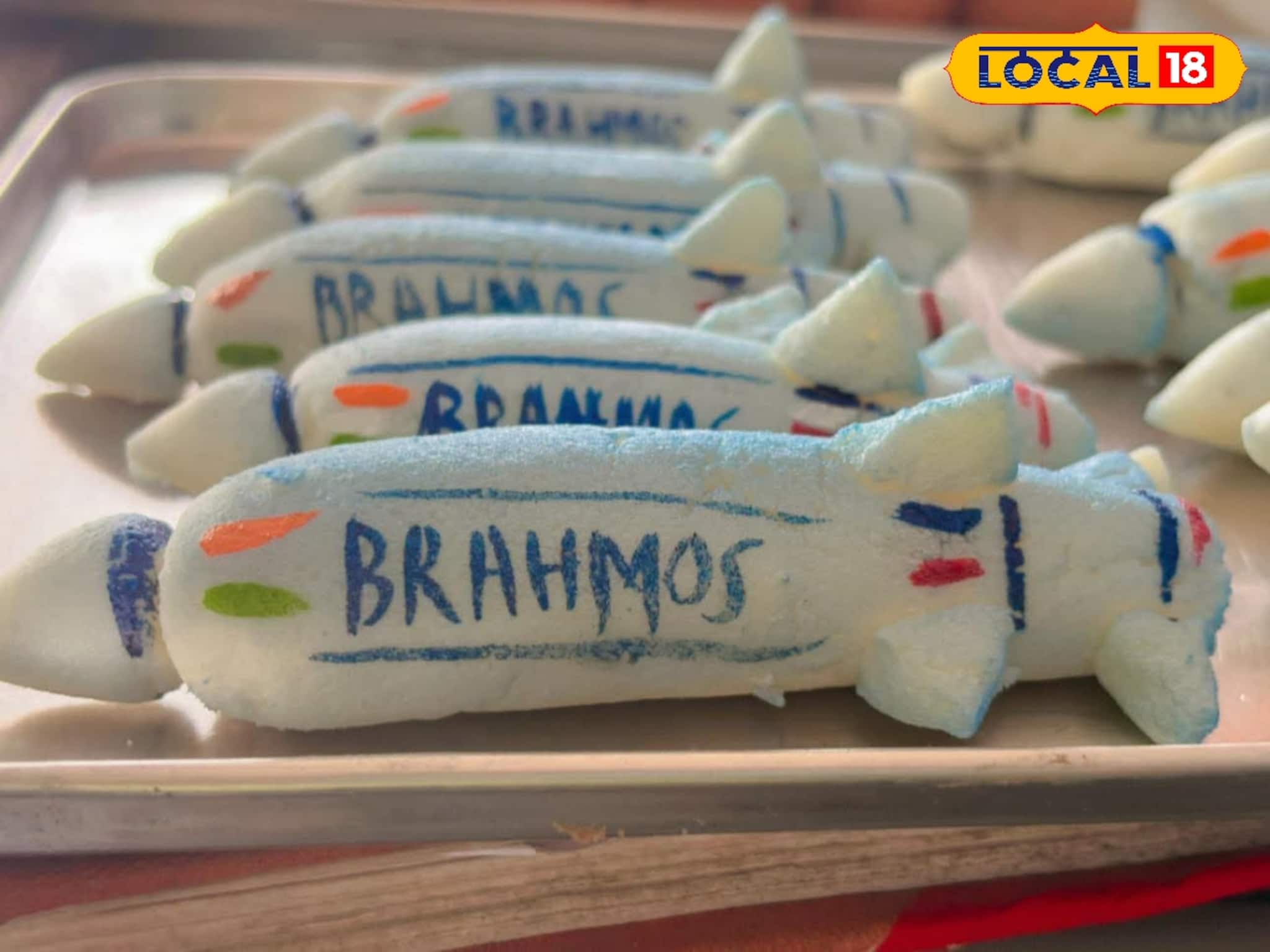 Bhai Phota Sweets: মিষ্টি না মিসাইল? ব্রহ্মস মিসাইল কিনবেন নাকি মিগ ২১?  ভাইফোঁটা উপলক্ষে কালনার এই দোকানে উপচে পড়ছে ভিড় 
