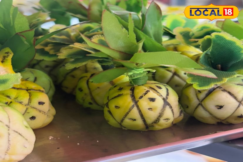 কালনা শহরের ছোট দেউড়ি এলাকায় অবস্থিত অতি পরিচিত দোকান ‘মা ভবানী মিষ্টান্ন ভান্ডার’। বছরের প্রতিটি উৎসবেই এই দোকানে তৈরি হয় অভিনব সব মিষ্টি। এবার ভাইফোঁটাকে কেন্দ্র করে তারা তৈরি করেছে চারশো রকমেরও বেশি মিষ্টি। দোকানজুড়ে এখন রংবেরঙের মিষ্টির সারি, যেন চোখ রাখলেই লেগে যায় মিষ্টির গন্ধ আর উৎসবের আমেজ।