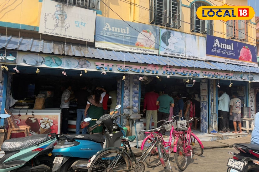 উৎসব মানেই বাঙালির কাছে মিষ্টি। তাই ভাইফোঁটার দিন এলেই মিষ্টির দোকানগুলোতে ভিড় লেগেই থাকে। আজ বৃহস্পতিবার সকাল থেকেই পূর্ব বর্ধমান জেলার বিভিন্ন প্রান্তে মিষ্টির দোকানগুলোতে উপচে পড়া ভিড় দেখা গেছে। কেউ ভাইয়ের জন্য পছন্দের সন্দেশ কিনছেন, কেউ আবার খুঁজছেন নতুন স্বাদের চমক। আর এই সময়েই কালনা শহরের এক দোকানের নাম এখন শহরবাসীর মুখে মুখে। (তথ্য ও ছবি: বনোয়ারীলাল চৌধুরী)