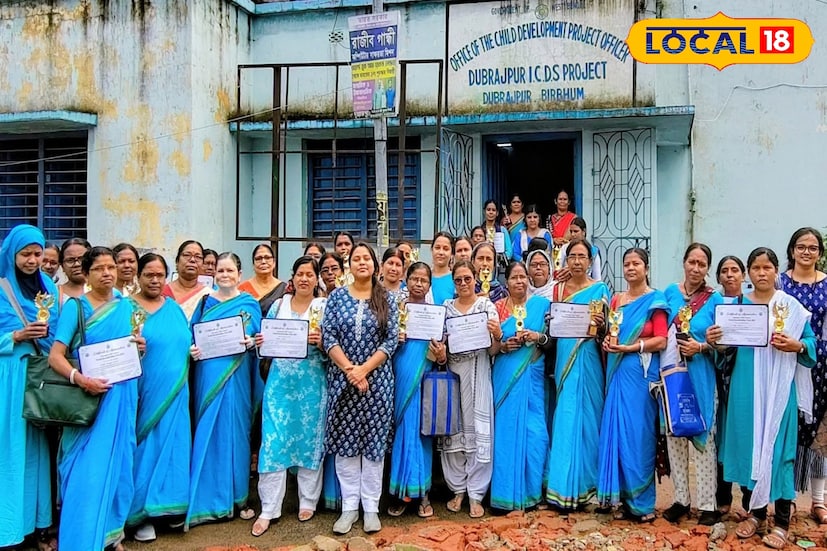 রাজ্য সরকারের প্রতিশ্রুতি পূরণ। প্রশাসনের তরফে অঙ্গনওয়াড়ি ও আশাকর্মীদের জন্য সুখবর এসেছে। চলতি মাস থেকেই তাঁদের ব্যাঙ্ক অ্যাকাউন্টে মোবাইল কেনার টাকা জমা পড়ছে। মুখ্যমন্ত্রী মমতা বন্দ্যোপাধ্যায়ের নির্দেশে কাজের সুবিধায় স্মার্টফোন কেনার জন্য প্রতিটি অঙ্গনওয়াড়ি ও আশাকর্মী ১০,০০০ টাকা করে অনুদান পাচ্ছেন। সেই সঙ্গে রাজ্যের মুখ্যমন্ত্রীর শুভেচ্ছাবার্তাও পৌঁছেছে তাঁদের হাতে। শুভেচ্ছাপত্রে মুখ্যমন্ত্রী লিখেছেন, 