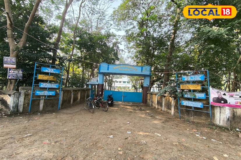 আবার ফিরে আসা যাক ১৯৪০ সালের ২৮এ এপ্রিল বেলা ১১ টা নাগাদ। ধিরুবাবু যখন নেতাজীকে নিয়ে রওনা হয়েছেন গঙ্গাজলঘাটির দিকে তখন অমরকানন দেশবন্ধু বিদ্যালয়ের ছাত্ররা ছুটে চলেছে নেতাজির ভাষণ শোনার জন্যে। সেই দৃশ্য দেখে নেতাজি গাড়ির গতি আসতে করেন এবং সভার সময় পিছিয়ে দেন যাতে সকল ছাত্র তাঁর ভাষণ শুনতে পায়। এই বিদ্যালয় প্রবেশ করে ঘুরে দেখতে পারেন সংগ্রহশালা। 