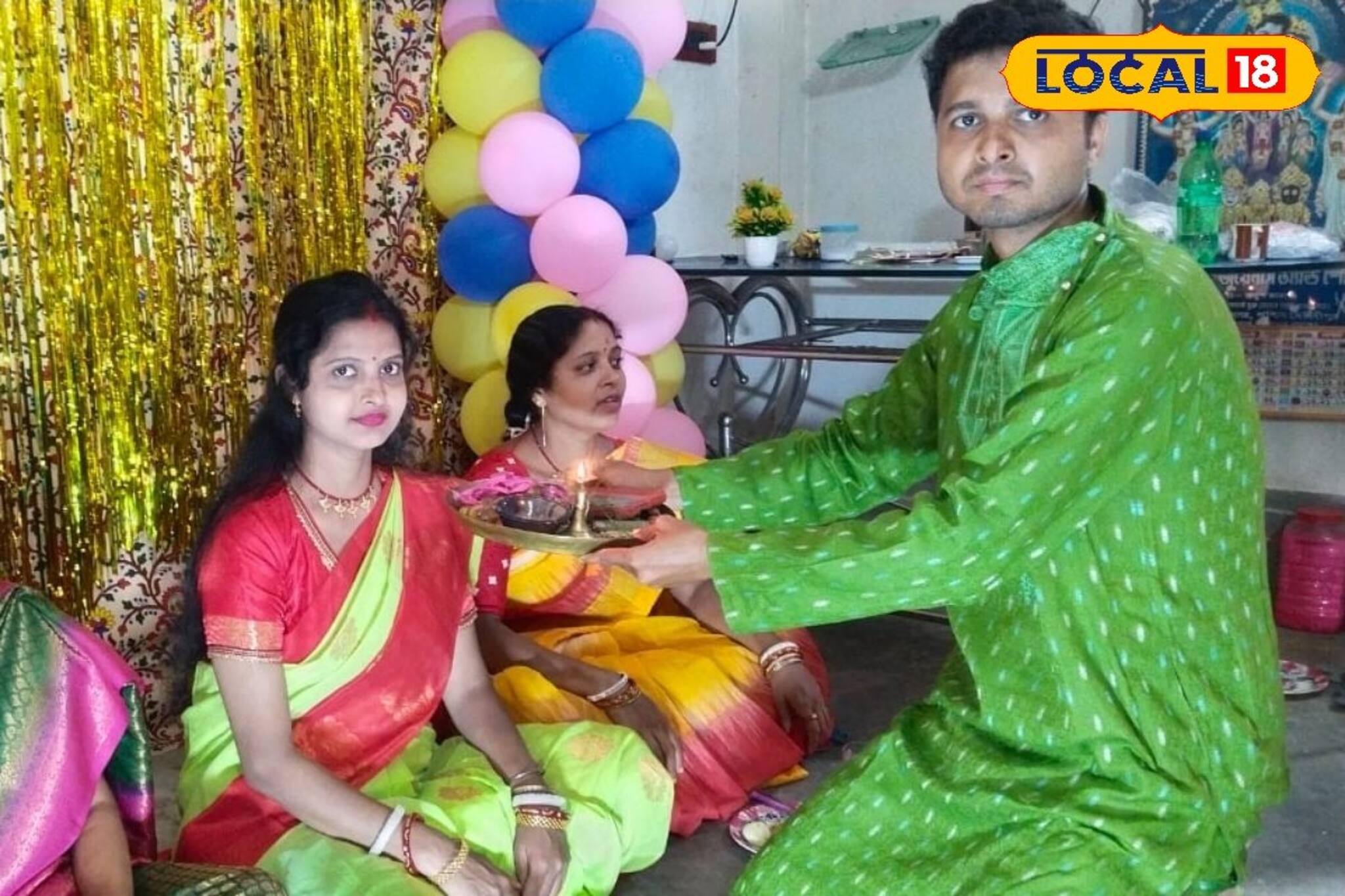 ভ্রাতৃদ্বিতীয়ায় বোনফোঁটা! দিদিদের মঙ্গলের জন্য যমের দুয়ারে কাঁটা দিলেন ভাই!