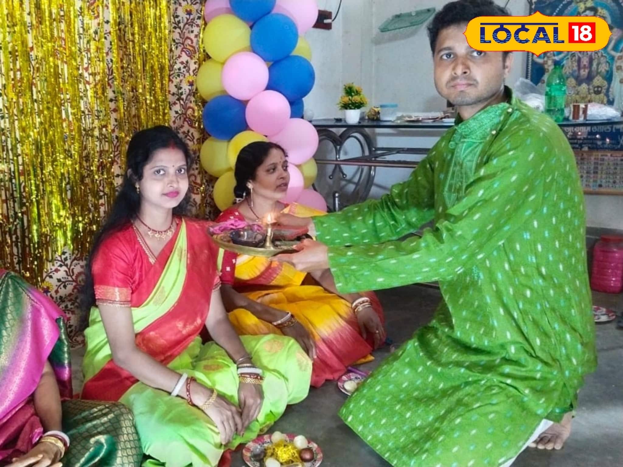 Bhaiphonta 2025: ভ্রাতৃদ্বিতীয়ায় বোনফোঁটা! দিদিদের মঙ্গলের জন্য যমের দুয়ারে কাঁটা দিলেন ভাই! তাঁদের কপালে দিলেন কল্যাণকর ফোঁটা!