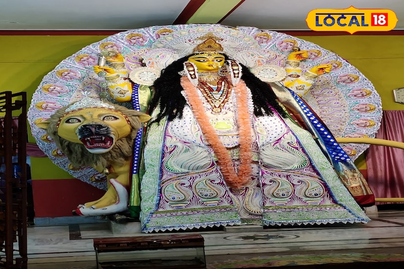 কৃষ্ণনগরের এই বারোয়ারির বিশেষত্ব হল চন্দননগরের মতোই চার দিনব্যাপী পুজো করা হয় মা জগদ্ধাত্রীকে। সেই কারণেই মায়ের নাম চারদিনি মা। জগদ্ধাত্রী পুজোর কাহিনী কৃষ্ণনগরের সঙ্গে জড়িয়ে রয়েছে অতপ্রোতভাবে।