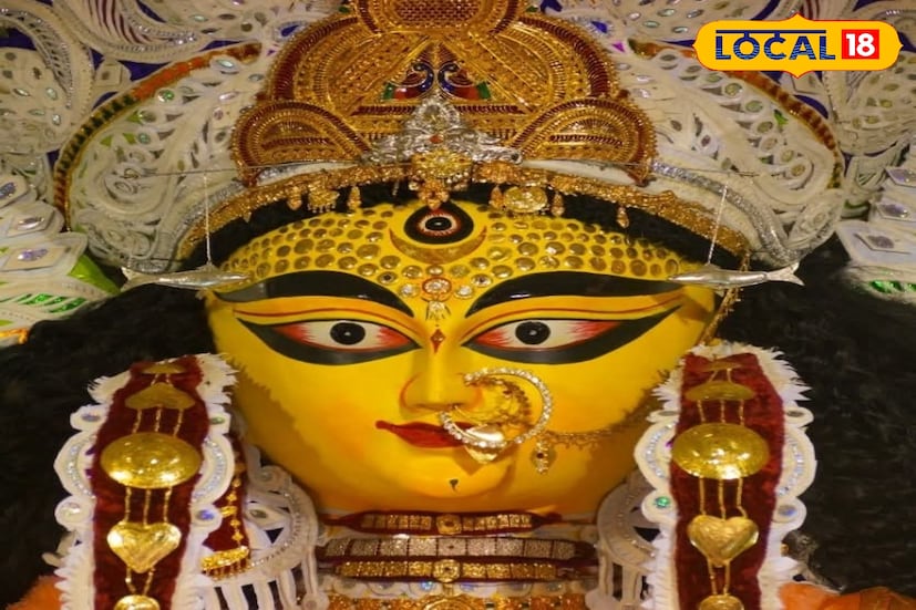 বাঙালির ১২ মাসে ১৩ পার্বণ। দুর্গাপুজো, লক্ষ্মীপুজো, দীপাবলি, ভাইফোঁটার রেশ কাটতে না-কাটতেই শুরু বাঙালির আরও এক আবেগের উৎসব, জগদ্ধাত্রী পুজো। আর রাজ্যের কৃষ্ণনগর এবং চন্দননগরে বিখ্যাত জগদ্ধাত্রী পুজো। ছবি ও তথ্য: মৈনাক দেবনাথ 