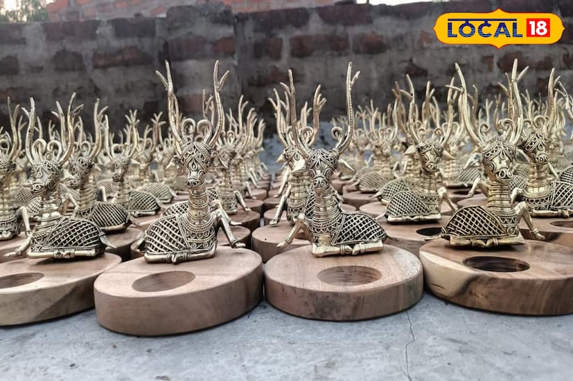 শিল্পের খনি বাঁকুড়া, বাঁকুড়ায় যদি শিল্প সন্ধানে বের হন তাহলে বুঝতে পারবেন যে বাঁকুড়া জেলায় রয়েছে শতাধিক হস্তশিল্প। এই হস্তশিল্পগুলি বাংলার ঐতিহ্য। শীতের শুরুতেই হস্তশিল্পীরা শুরু করে দেন প্রস্তুতি। জেলার মুখ্য হস্তশিল্পগুলোর মধ্যে অন্যতম কয়েকটি তুলে ধরা হল। (ছবি ও তথ্য নীলাঞ্জন বন্দ্যোপাধ্যায়)