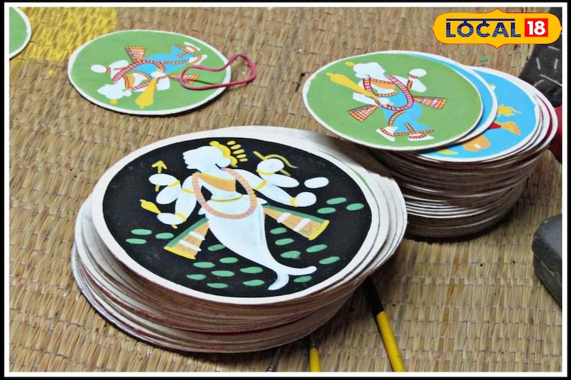 দশাবতার তাস তৈরির পদ্ধতিটি বেশ সময়সাপেক্ষ। প্রথমে তিনটি সুতির কাপড় তেঁতুলের বীজের আঠা দিয়ে আটকাতে হয়। এরপর এটি ভালোভাবে রৌদ্রে শুকিয়ে নিয়ে খড়িমাটি ও আঠার মিশ্রণকে নিখুঁতভাবে ওই কাপড়ের দু'পাশে প্রলেপ দিতে হয়। খড়িমাটির প্রলেপ দেওয়া কাপড়টিকে আবার রোদে শুকিয়ে নোড়া দিয়ে ঘসে মসৃণ করতে হয়। পরে কাপড়টিকে চার ইঞ্চি ব্যাসে চক্রাকারে কেটে নিতে হয়। শুকিয়ে যাওয়ার পর চার ইঞ্চি ব্যাসে তাস কেটে নেওয়া হয়। তার পর রং দেওয়ার পালা। সূক্ষ্ম তুলির কাজ। শিল্পী নিপুণ হাতে দশ অবতারের চিত্র ও প্রতীক এঁকে দেন ওই কাপড়ে। এই তাস অঙ্কনে পুরোটাই প্রাকৃতিক রঙ ও প্রাকৃতিক আঠা ব্যবহার করা হয়। পাঁচ জন তাসুড়ের খেলা। সময় অনুযায়ী খেলার ধাঁচ পরিবর্তন হয়। (ছবি ও তথ্য নীলাঞ্জন বন্দ্যোপাধ্যায়)