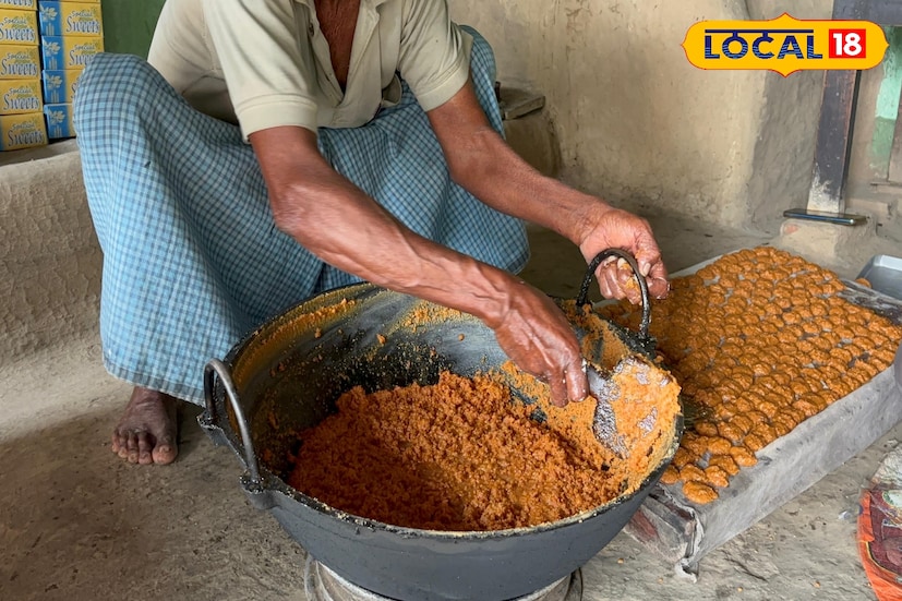 প্রতিদিন সকালে তৈরি হয় টাটকা মণ্ডা, আর দুপুরের মধ্যেই সব বিক্রি শেষ! তিন ঘণ্টার মধ্যেই দোকানের তাক ফাঁকা হয়ে যায়। স্থানীয়দের মুখে মুখে এখন “ক্ষুদরুনের নয়নের মণ্ডা” বেশ জনপ্রিয়। শীত পড়ার সঙ্গে সঙ্গে মণ্ডার চাহিদা আরও বেড়ে যায়। শুধু আশপাশের গ্রাম নয়, দূরদূরান্ত থেকেও অনেকে আসেন এই বিশেষ মিষ্টির স্বাদ নিতে। তথ্য ও ছবি: বনোয়ারীলাল চৌধুরী