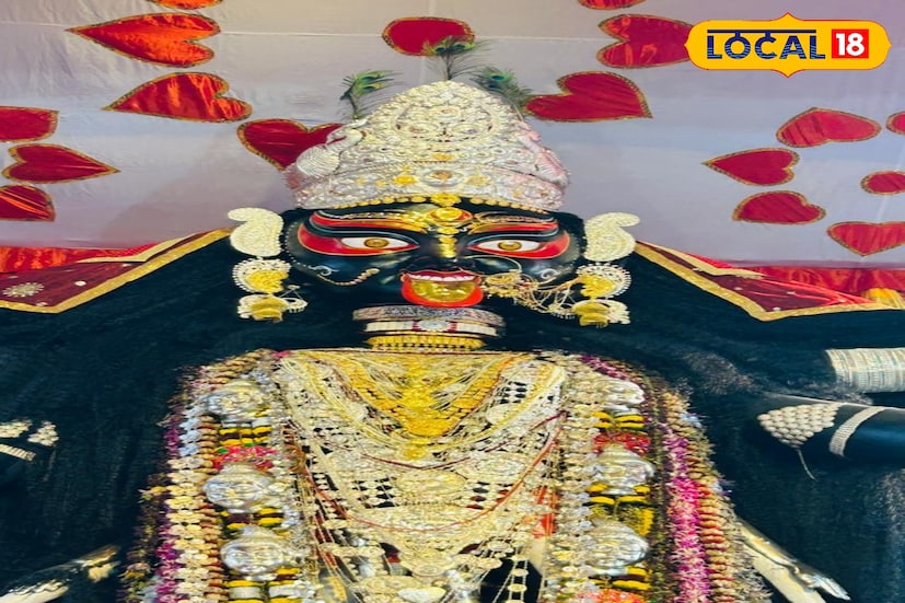 *দেশ ছাড়িয়ে এখন বিদেশেও পৌঁছে গিয়েছে বড়মার সুখ্যাতি। ২১ ফুটের নৈহাটির বড়মার ও তার সঙ্গে ৭০ কেজির উপর স্বর্ণালংকার ও ১৫০ কেজির রুপোর অলংকার দেখতে প্রতি বছরই ভক্তদের জনসমুদ্র লক্ষ্য করা যায় পুজোর ক'দিন। ভিড় সামলাতে রীতিমতো হিমশিম খেতে পুলিশ প্রশাসন ও স্বেচ্ছাসেবকদেরও। বড়মার কাছে কিছু চাইলে কাউকেই খালি হাতে ফেরার না বড়মা, তাই বিশ্বাস নিয়ে বড়মার কাছে বারংবার ছুটে আসেন অগণিত ভক্ত।