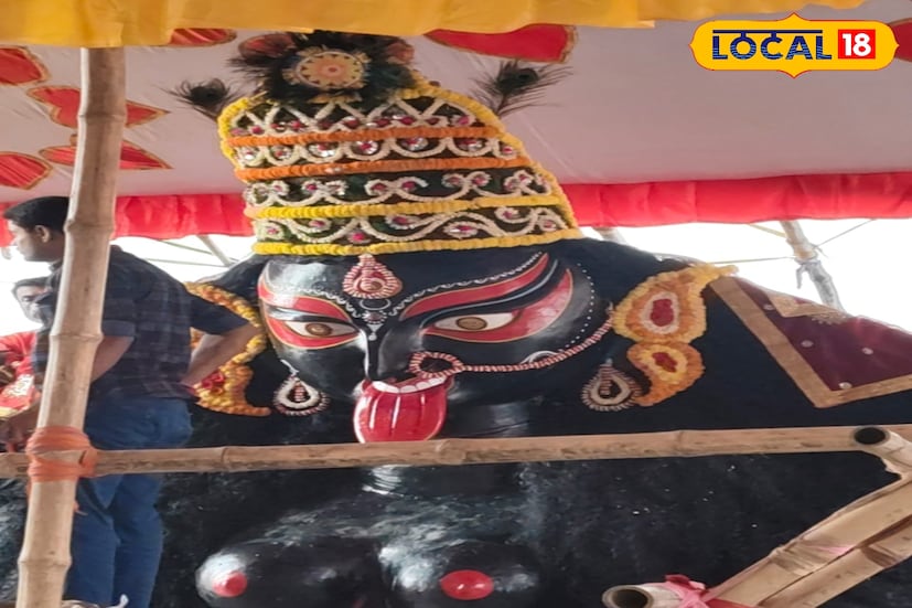 *নৈহাটি, রুদ্র নারায়ণ রায়: নৈহাটির বড়মার বিদায়বেলা। সকাল থেকেই ভারাক্রান্ত ভক্তদের মন। এই কয়েকদিন মহা ধুমধামে পূজিত হলেন নৈহাটির বড়মা কালী। লক্ষাধিক ভক্ত লাইন দিয়ে পুজো দিয়েছেন বড়মা-র কাছে। নৈহাটির অরবিন্দ রোডের বড়মা কালীর পুজো এবছর ১০২ বছরে পদার্পন করায় বহু অংশে বেড়েছে জৌলুস।