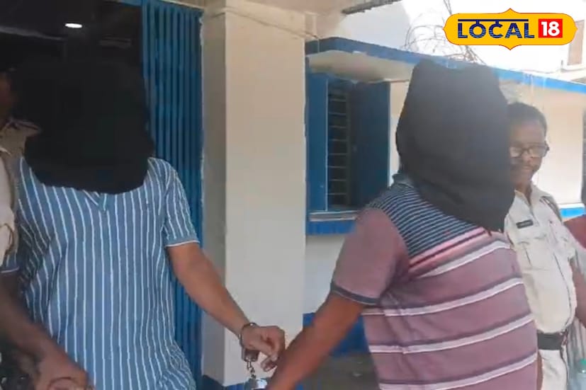 গ্রাহকদের প্রায় এক কোটি টাকা আত্মসাৎ করে পালিয়েও শেষ রক্ষা হল না। অবশেষে পুলিশের জালে ধরা পড়ল ব্যাঙ্কের দুই কর্মী। বৃহস্পতিবার রাতে ফরাক্কা থানার পুলিশ পাঞ্জাব ন্যাশনাল ব্যাঙ্কের ফরাক্কা ব্যারেজ শাখার চতুর্থ শ্রেণির কর্মী প্রবীণ দও ও ক্যাশিয়ার শুভেন্দু সাহাকে গ্রেফতার করা হয়। ধৃতদের শুক্রবার দুপুরে জঙ্গিপুর মহকুমা আদালতে পাঠায় পুলিশ।