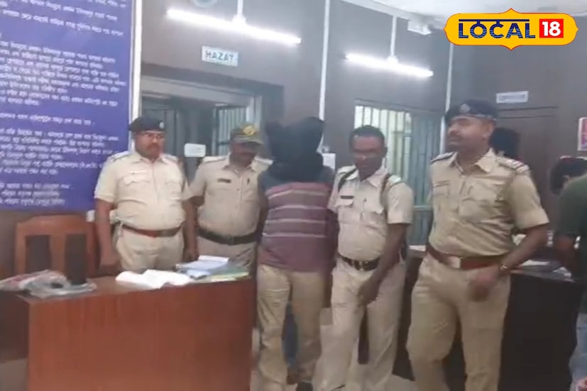 ব্যাঙ্কের কর্মীর অভাব থাকায় তাঁকে সাফাই কর্মীর পাশাপাশি পাশবুক আপডেটের কাজ করতে হত।অপরদিকে ধৃত ব্যাঙ্কের ক্যাশিয়ার শুভেন্দু সাহার বাড়িও ফরাক্কা ব্লকের পলাশি। ব্যাঙ্কের চতুর্থ শ্রেণির কর্মী প্রবীণ দত্তের বিরুদ্ধে অভিযোগ গ্রাহকদের অ্যাকাউন্ট থেকে প্রায় ৩০ লক্ষ টাকা তছরুপ।