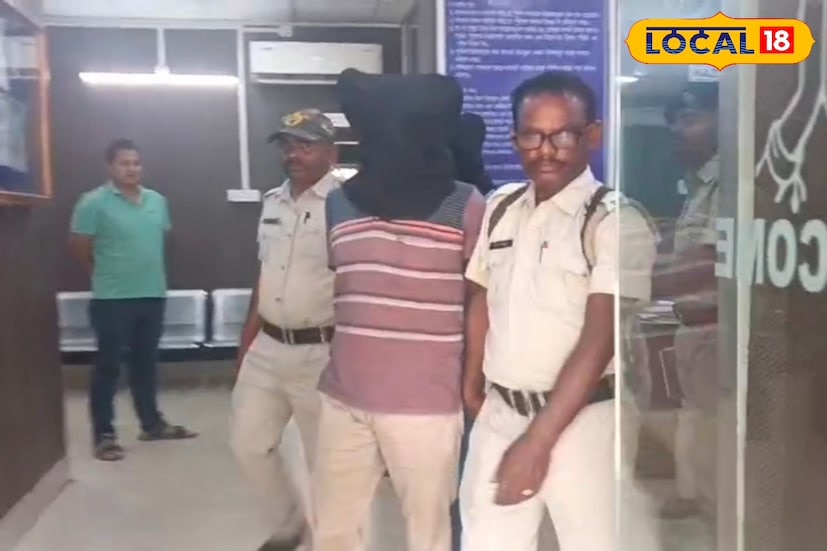 ঘটনার তদন্তে নেমে ফরাক্কা থানার পুলিশ গোপন সূত্রে খবর পেয়ে বৃহস্পতিবার রাতে নিউ ফরাক্কা বাসস্ট্যান্ড থেকে প্রবীণ দত্তকে গ্রেফতার করে। এই প্রতারণা কাণ্ডে জড়িত থাকার অভিযোগে এদিন রাতেই ফরাক্কার পলাশির বাড়ি থেকে ব্যাঙ্কের ক্যাশিয়ার শুভেন্দু সাহাকে গ্রেপ্তার করে পুলিশ। 