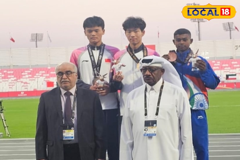 শুক্রবার বাহরাইনের মানামায় অনুষ্ঠিত হয় এশিয়ান ইউথ গেমস ২০২৫। সেখানে ৫০০০ মিটার হাঁটা প্রতিযোগিতায় তৃতীয় হয় পলাশ মণ্ডল। মালদহ শহরের বিভূতিভূষণ হাইস্কুলের দশম শ্রেণির ছাত্র পলাশ মণ্ডল। বাড়ি মালদহের ইংরেজবাজার ব্লকের কাজিগ্রাম গ্রাম পঞ্চায়েতের বাহান্ন বিঘা গ্রামে। বাবা, বয়া মণ্ডল পেশায় সবজি বিক্রেতা, মা ডলি মণ্ডল গৃহবধূ।(ছবি ও তথ্য: জিএম মোমিন)