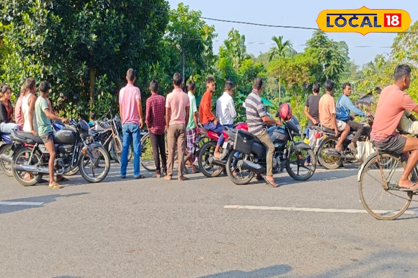জানা গিয়েছে, গরুমারা জঙ্গল থেকে কলা খাওয়া নদী পেরিয়ে খাগড়াবাড়ি ১ নম্বর গ্রাম পঞ্চায়েতের পেটকাটি রেলগেট এলাকায় চলে আসে হাতিটি। মুহূর্তের মধ্যে গ্রামজুড়ে আতঙ্ক ছড়িয়ে পড়ে।