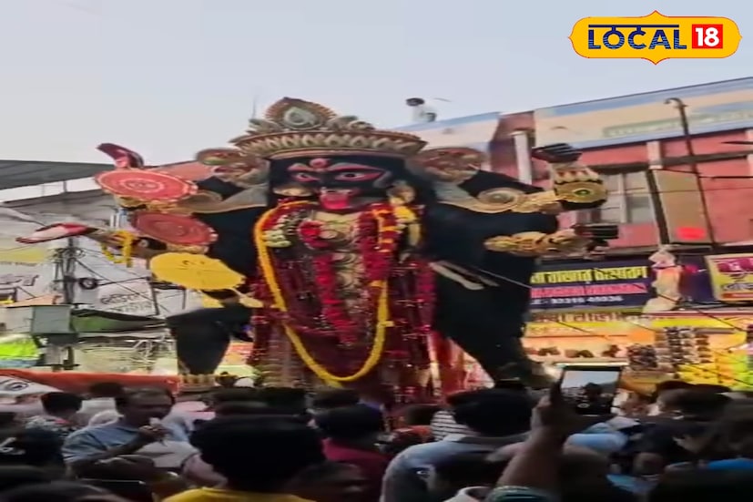 *গঙ্গার ঘাটের দিকে যাওয়ার সময় হঠাৎই ভারসাম্য হারিয়ে পড়ে যায় প্রতিমা। ভাইরাল হওয়া ভিডিওতে দেখা গিয়েছে, অরবিন্দ রোড জুড়ে তখন ভক্তদের ঢল, তারই মাঝে সামনের দিকে পড়ে যাচ্ছে প্রতিমা, আর প্রাণ বাঁচাতে ছুটছেন মানুষ।