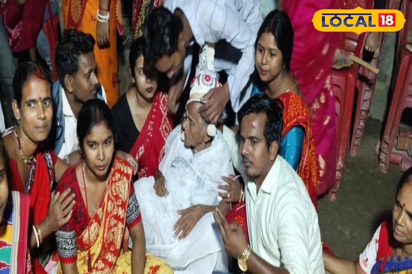 শতায়ু পেরিয়ে এই বয়সেও তিনি আজ প্রাণবন্ত, হাসিখুশি। সব দাঁত পড়ে যাওয়ার পর রুম্পা দেবীর মুখে নতুন করে দাঁত গজাতে শুরু করেছে!ঘটনাকে কেন্দ্র করে নাতি-নাতনিরা আয়োজন করলেন এক অভিনব উৎসব 