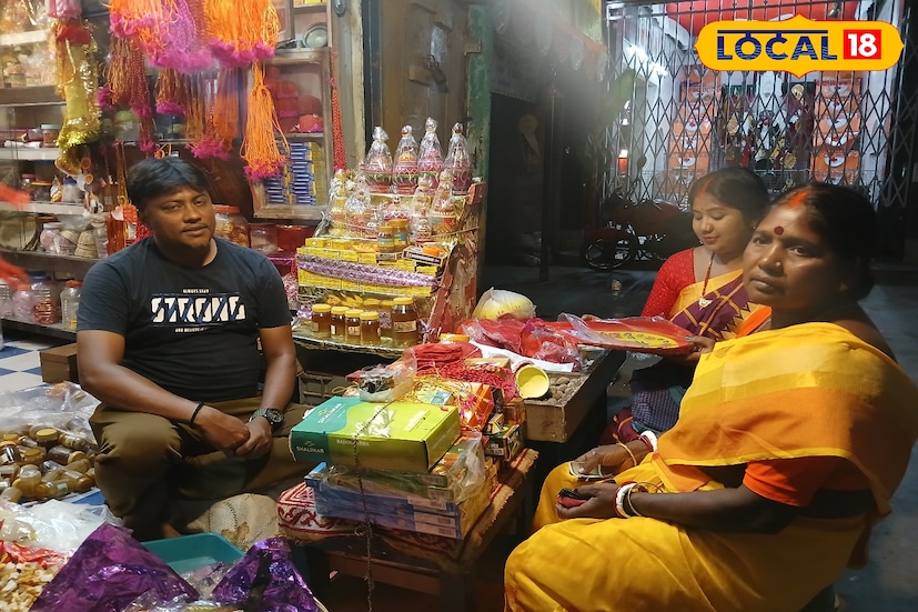 বর্ধমানের ঘোড়দৌড়চটি এলাকার বাসিন্দা ইলাবতী চৌধুরী বলেন,বর্ধমানের রাণীগঞ্জ বাজার থেকে ছট পুজোর সামগ্রী কিনতে এসেছিলাম। জিনিসপত্রের দাম শুনে রীতিমত দাঁড়িয়ে ভাবতে হচ্ছে কি কিনব। সব জিনিসপত্রের দাম অত্যাধিক হারে বেড়েছে এবার। ছটপুজোর অন্যতম অঙ্গ কুলোর দাম যা গতবার ছিল ৬০-৮০ টাকা। এবার তা এখনও পর্যন্ত বেড়ে দাঁড়িয়েছেন ১২০-১৩০ টাকা।সবথেকে দাম বেড়েছে নারকেলের। দাম বাড়ায় পুজো বন্ধ হবে না ঠিকই, কিন্তু আয়োজনে টান দিতে হচ্ছে। দাম বাড়ায় আয়োজন কম করে করতে বাধ্য হচ্ছি।