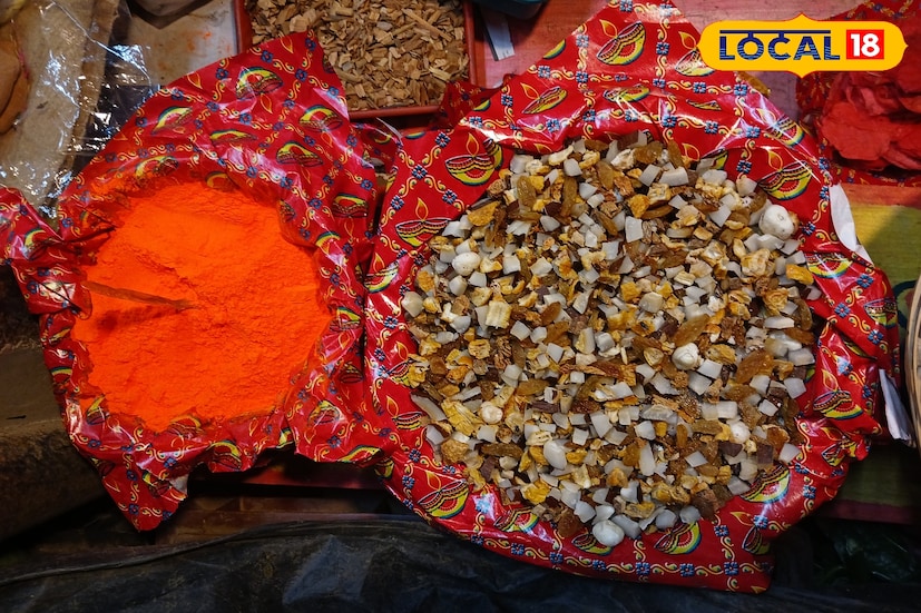 বর্ধমানের রাণীগঞ্জ বাজারের ব্যবসায়ী রঞ্জিত গোস্বামী জানিয়েছেন, গতবারের তুলনায় এবছর ছটের বাজারে সমস্ত জিনিসপত্রের দাম বেড়েছে। গতবার যা ছিল ৩০০ টাকা কেজি, এবারে তা বেড়ে দাঁড়িয়েছে ৪০০ টাকা। সেইরকম পুজোর বিভিন্ন উপচারের দামও বেড়েছে। (ছবি ও তথ্য :সায়নী সরকার)
