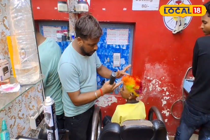 রবিবার দুপুরে হবে প্রতিমা নিরঞ্জন। শোভাযাত্রায় অংশ নেবে এইসব রঙিন চুলের যুবকের দল। তাদের অনন্য সাজ দেখতেই শহরের রাস্তায় ভিড় জমায় হাজারো মানুষ। সিউড়ির বামদেব ক্লাবের বিসর্জন যেন শুধুই শেষযাত্রা নয়, এটি আনন্দ, রঙ আর তারুণ্যের এক উৎসব! ছবি ও তথ্য: সুদীপ্ত গড়াই 