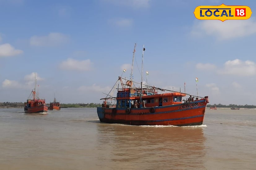 এই বছরটা যেন মৎস্যজীবীদের জন্য একেবারে কালবছর হয়ে দাঁড়িয়েছে। একের পর এক বিপর্যয়, দুর্যোগ আর ঘূর্ণিঝড় যেন থামছেই না। বারবার তারা সমুদ্রে মৎস্য শিকারে বেরোচ্ছেন জীবিকার আশায়, আর বারবার খারাপ আবহাওয়ার কারণে জারি হচ্ছে নিষেধাজ্ঞা। অনেক খরচ করে জাল, নৌকা আর জ্বালানি নিয়ে সমুদ্র পাড়ি দিচ্ছেন তারা, কিন্তু দুর্যোগের ঘনঘটায় উপকূলে ফিরে আসতে বাধ্য হচ্ছেন বারবার। (তথ্য ও ছবি : মদন মাইতি) এই বছরটা যেন মৎস্যজীবীদের জন্য একেবারে কালবছর হয়ে দাঁড়িয়েছে। একের পর এক বিপর্যয়, দুর্যোগ আর ঘূর্ণিঝড় যেন থামছেই না। বারবার তারা সমুদ্রে মৎস্য শিকারে বেরোচ্ছেন জীবিকার আশায়, আর বারবার খারাপ আবহাওয়ার কারণে জারি হচ্ছে নিষেধাজ্ঞা। অনেক খরচ করে জাল, নৌকা আর জ্বালানি নিয়ে সমুদ্র পাড়ি দিচ্ছেন তারা, কিন্তু দুর্যোগের ঘনঘটায় উপকূলে ফিরে আসতে বাধ্য হচ্ছেন বারবার। (তথ্য ও ছবি : মদন মাইতি)