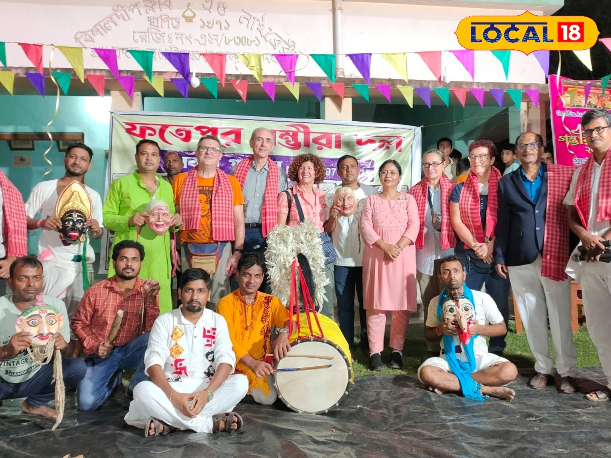 বাংলার লোকসংস্কৃতির প্রতি আগ্রহ...! সুদূর ইতালি থেকে গম্ভীরা আসরে সামিল পর্যটক