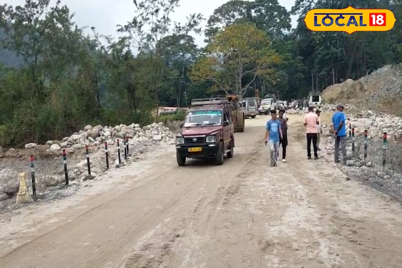 *শিলিগুড়ি, ঋত্বিক ভট্টাচার্য: দীর্ঘ প্রতীক্ষার অবসান ঘটল অবশেষে। ভয়াবহ জলোচ্ছ্বাসে ধ্বংসপ্রাপ্ত দুধিয়া সেতুর জায়গায় মাত্র ১৬ দিনের মধ্যে নির্মাণ সম্পন্ন হয়েছে একটি বিকল্প হিউম পাইপ ব্রিজ। সোমবার থেকেই সেই সেতুর উপর দিয়ে স্বাভাবিক যান চলাচল শুরু। ফলে ফের শিলিগুড়ি ও মিরিকের মধ্যে পুনঃস্থাপিত হল গুরুত্বপূর্ণ যোগাযোগ ব্যবস্থা। *শিলিগুড়ি, ঋত্বিক ভট্টাচার্য: দীর্ঘ প্রতীক্ষার অবসান ঘটল অবশেষে। ভয়াবহ জলোচ্ছ্বাসে ধ্বংসপ্রাপ্ত দুধিয়া সেতুর জায়গায় মাত্র ১৬ দিনের মধ্যে নির্মাণ সম্পন্ন হয়েছে একটি বিকল্প হিউম পাইপ ব্রিজ। সোমবার থেকেই সেই সেতুর উপর দিয়ে স্বাভাবিক যান চলাচল শুরু। ফলে ফের শিলিগুড়ি ও মিরিকের মধ্যে পুনঃস্থাপিত হল গুরুত্বপূর্ণ যোগাযোগ ব্যবস্থা।