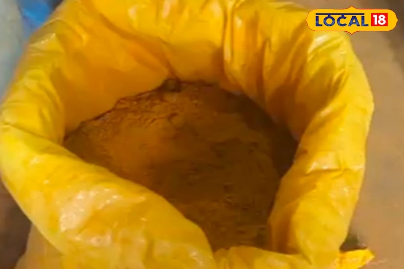 সামশেরগঞ্জ থানার পুলিশ জানিয়েছে, ইতিমধ্যেই আটক দুই কর্মীকে জিজ্ঞাসাবাদ করা হচ্ছে এবং পলাতক মালিকের খোঁজে তল্লাশি শুরু হয়েছে। সিল মেরে দেওয়া হয়েছে হলুদ মিলে বলে জানাযায়। ঘটনার তদন্ত শুরু করেছে সামশেরগঞ্জ থানার পুলিশ।